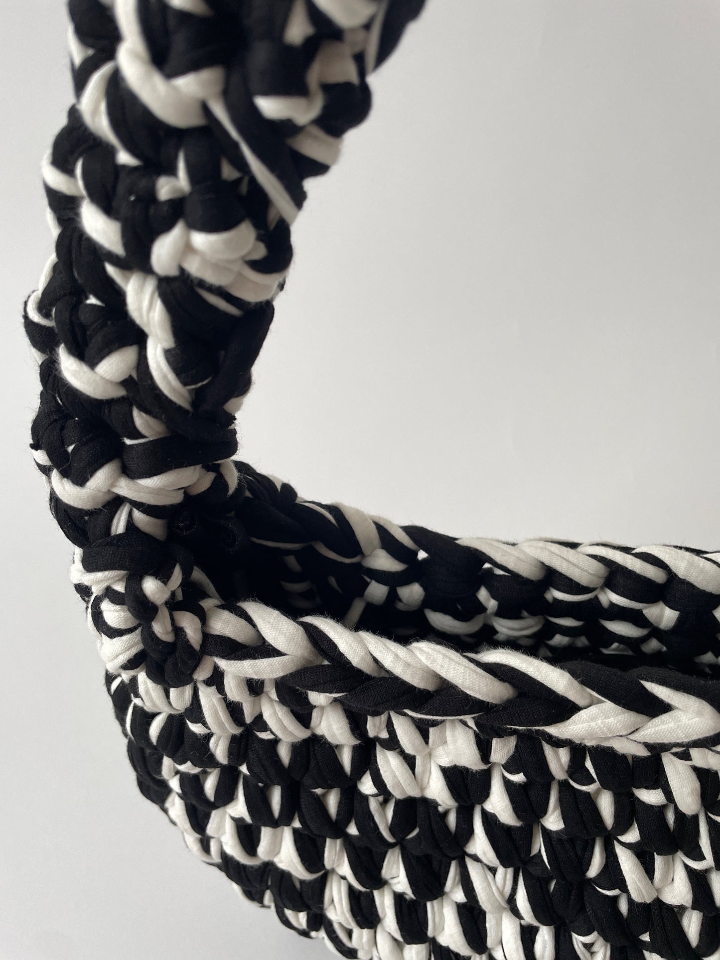 Medium LIINA Black and White Crochet Bag | Gehäkelte Tasche